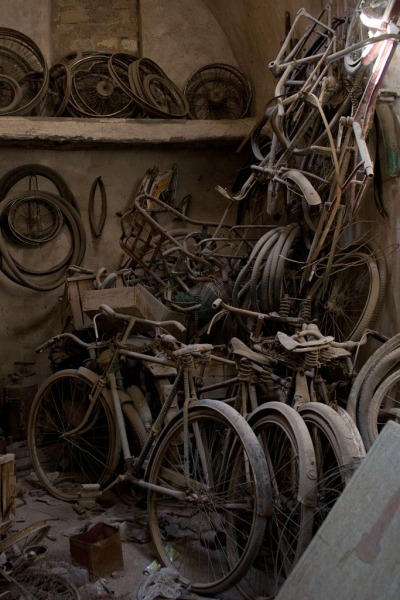 Opuszczony warsztat rowerowy na bazarze w Yazd.