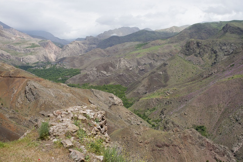 Iran, Alamut, widok z ruin zamku Lamiasar.