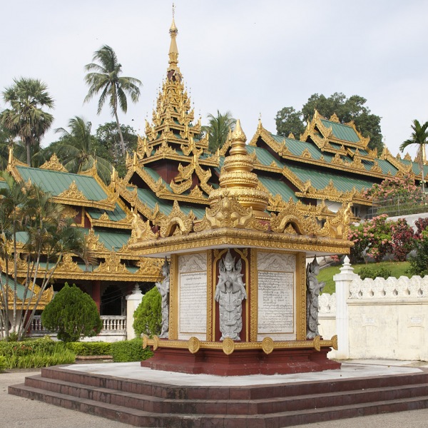 Stupa Shwe Dagon - złota (bardzo) stupa.