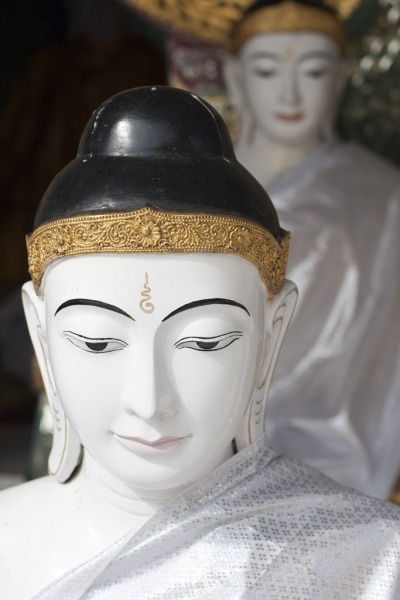 Stupa Shwe Dagon. Buddowie.