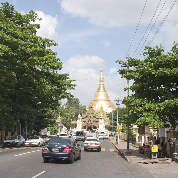Stupa Shwe Dagon z ulicy.