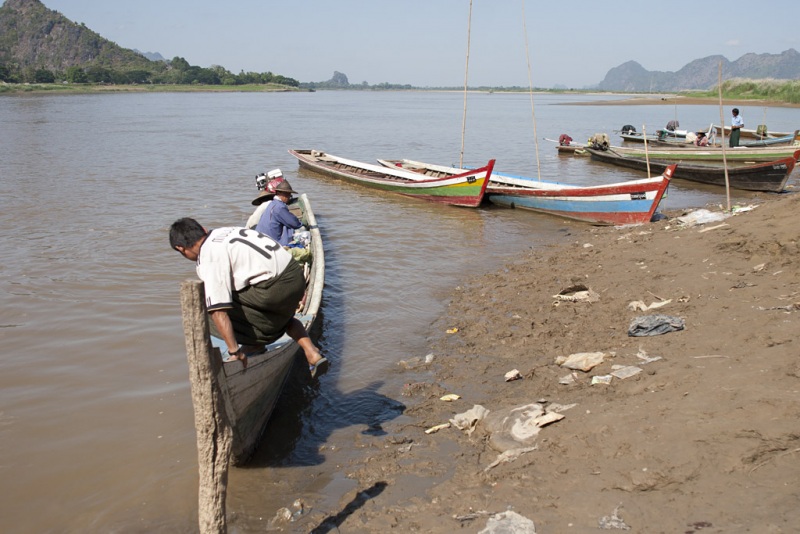 Hpa An, river life.