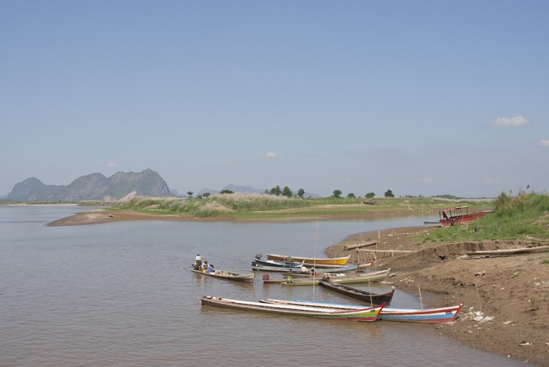 Hpa An, river life.