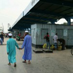 Koledzy z medresy na nabrzeżu w Barisal.