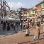 Tybetańscy pielgrzymi (among others) wokół stupy Boudhanath w Kathmandu. Duża stupa szczęśliwie nie ucierpiała, ale uszkodzona została jedna z mniejszych stup w okolicy.