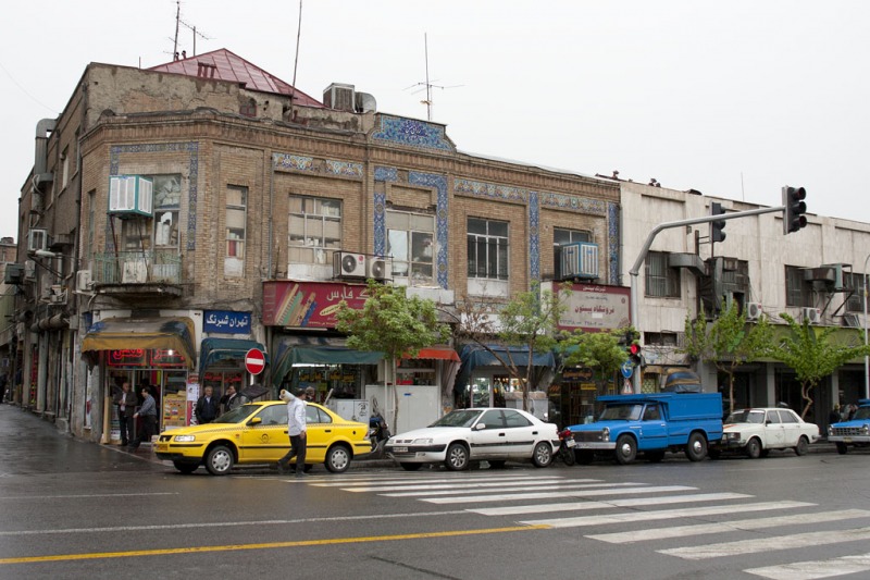 Ulica Amir Kabir, zagłębie tanich hoteli i sklepów motoryzacyjnych.