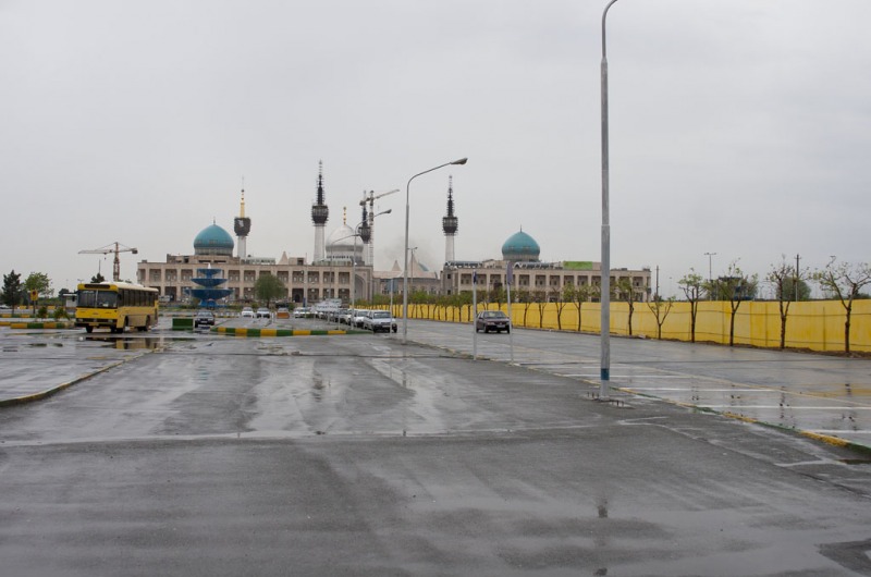Mauzoleum Khomeiniego - Imam Khomeini Holy Shrine - w deszczu.