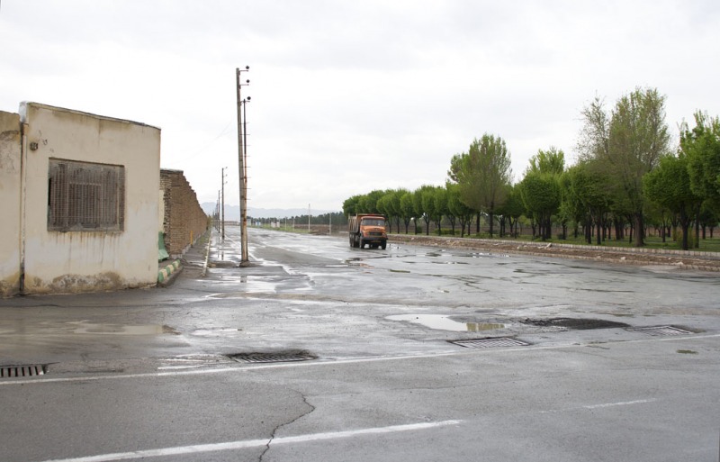 Puste pole za stodołą... Bezpośrednie okolice mauzoleum.
