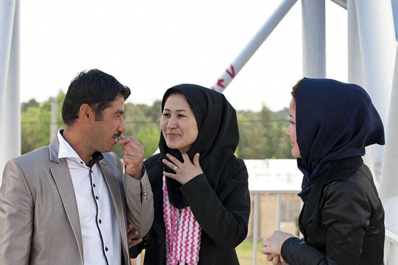 "Ach proszę, proszę, zróbmy sobie zdjęcie z tym uroczym Europejczykiem."