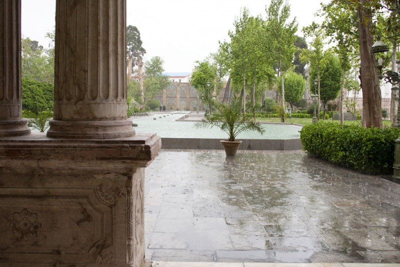 Pałac Golestan w deszczu.