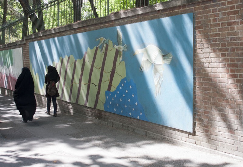 Murale na murze Jaskini Amerykańskich Szpiegów.