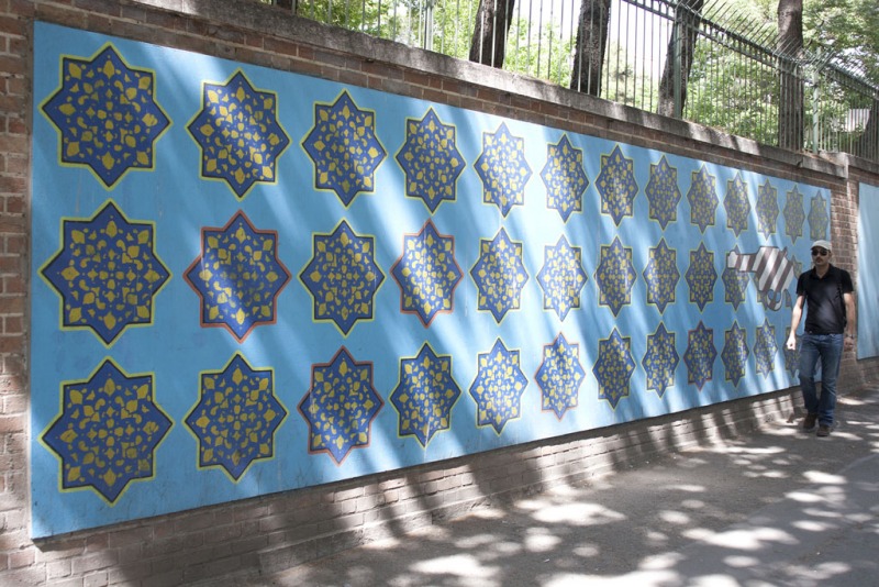 Murale na murze Jaskini Amerykańskich Szpiegów.