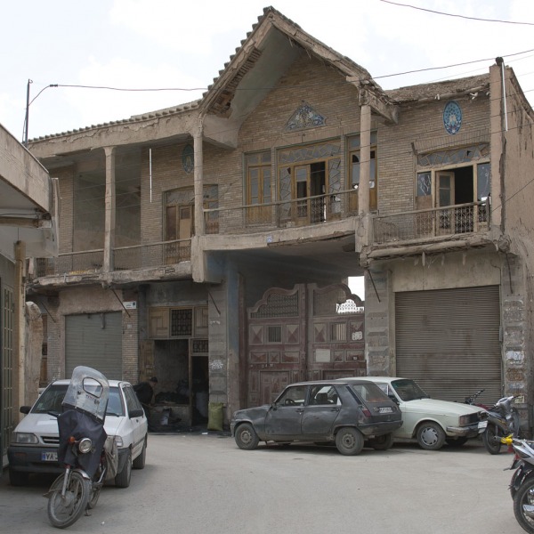 Podupadający dom na bazarze.