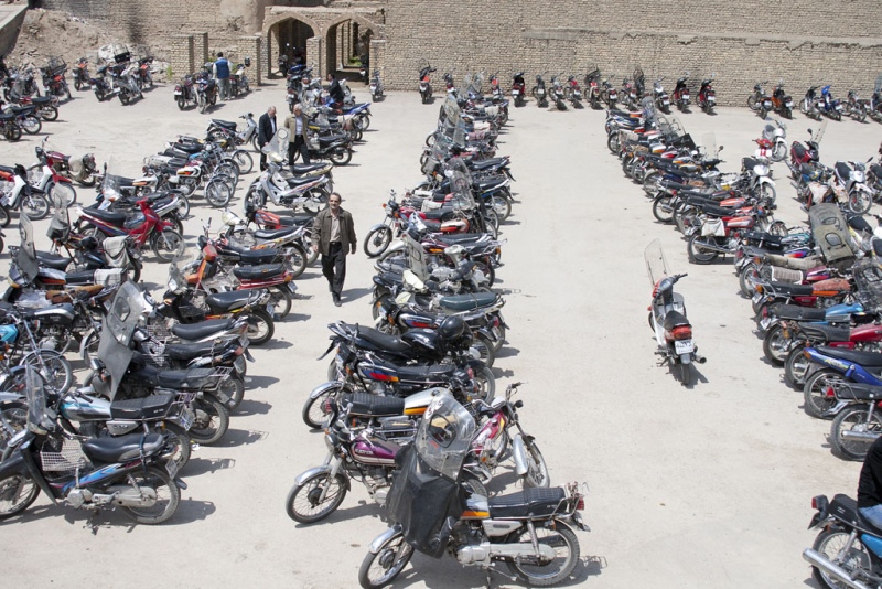 Parking. Od kiedy wielbłądy okazały się za mało ekonomiczne, bliski wschód przesiadł się na motorowery.