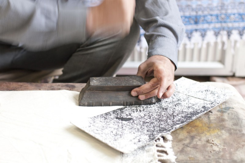 Lokalne rękodzieło - barwienie kilimów.