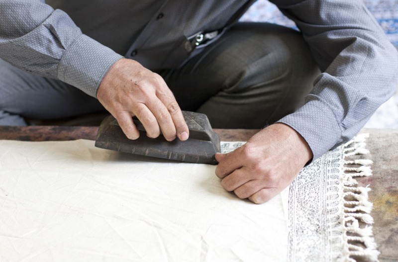 Lokalne rękodzieło - barwienie kilimów.