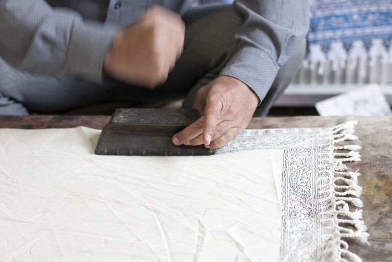 Lokalne rękodzieło - barwienie kilimów.