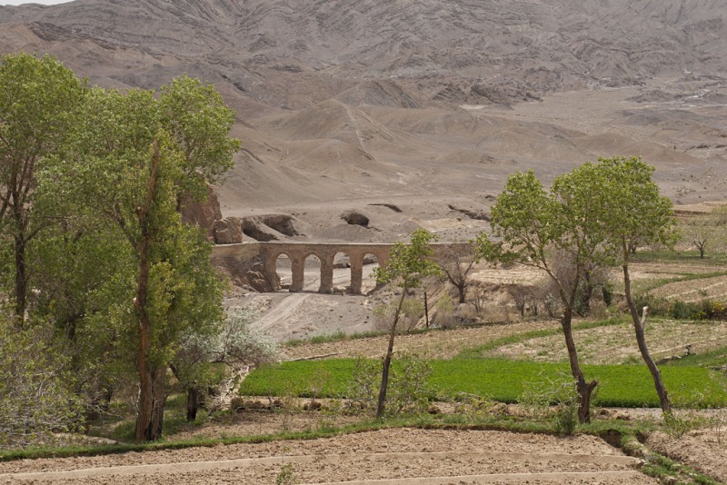 Kharanaq. Widok na akwedukt.