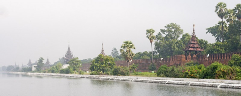 Cytadela w Mandalay w porannym smogu.