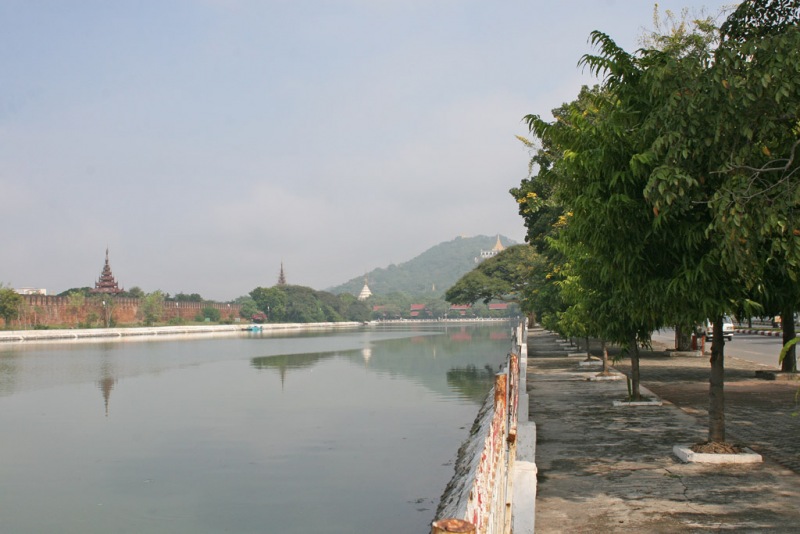 Stupy na wzgórzach wokół Mandalay.