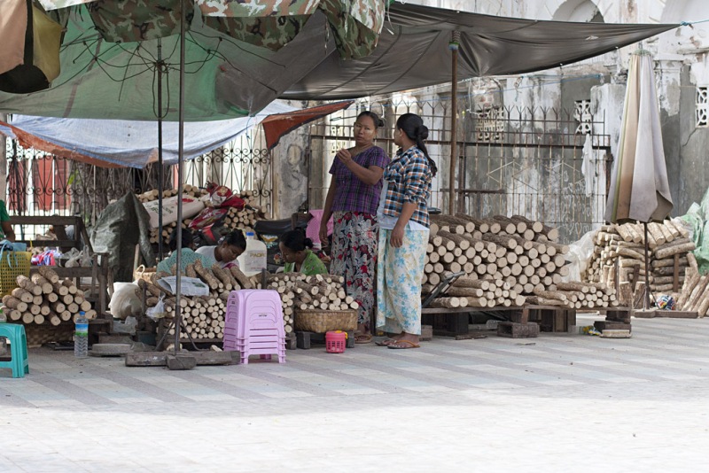 Sprzedawcy drewna Thanaka.