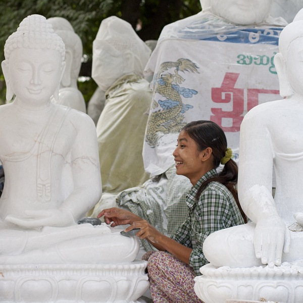 Urocza rzemieślniczka take two. De facto wszystkie kobiety w Birmie są piękne.