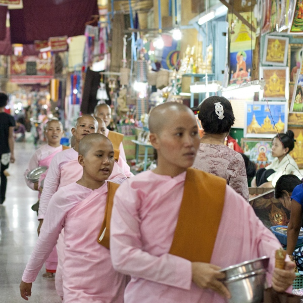 Mniszki nowicjuszki na porannej kweście.
