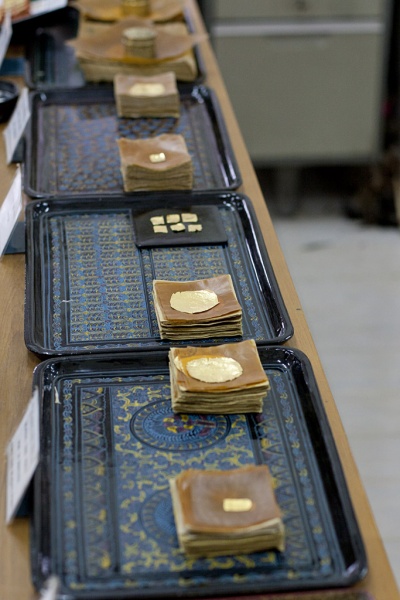 Płatki złota w warśtacie płatkarskim.