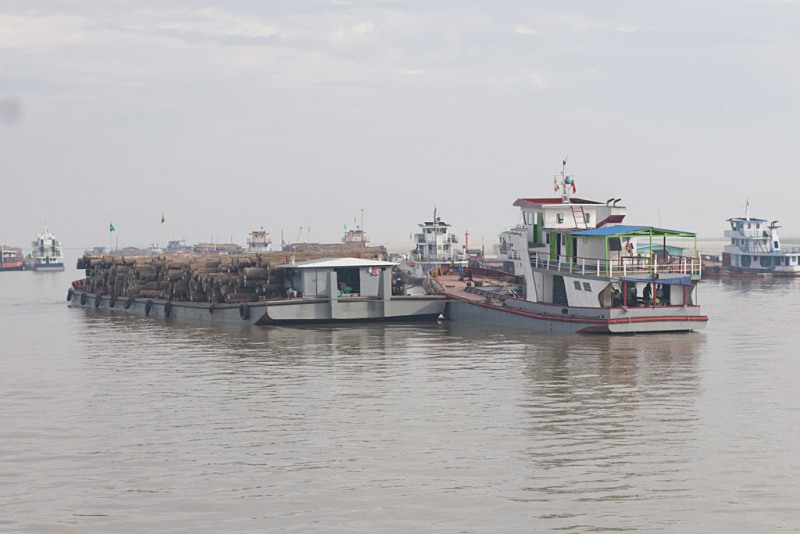Rzeczne życie na Irrawaddy.