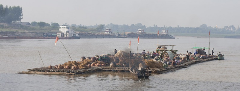 Rzeczne życie na Irrawaddy.