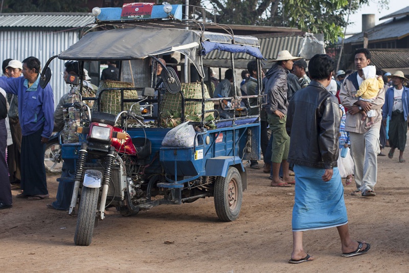 Nyaungshwe - street life.