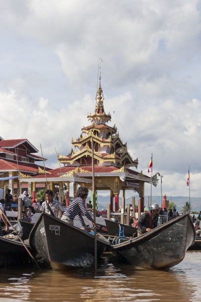 Tzw. pływający targ w jednej z miejscowości nad Inle.