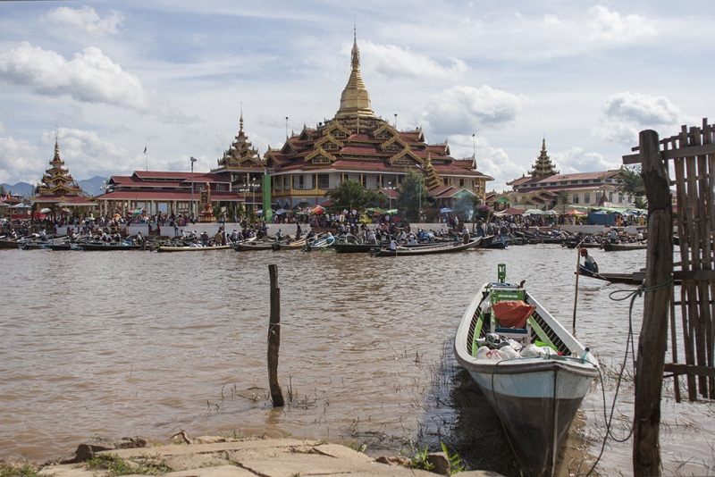 Tzw. pływający targ w jednej z miejscowości nad Inle.