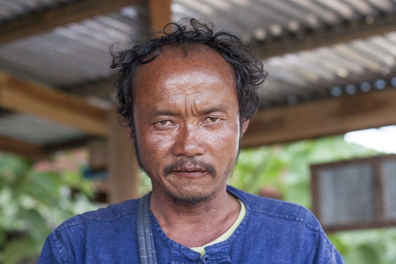 Ko Paw San. Sternik, a później też i kolega.