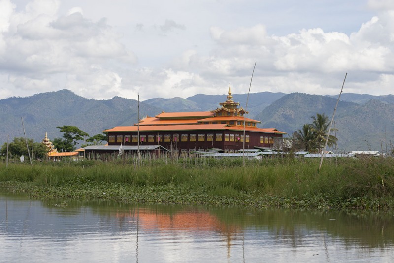 Klasztor nad Inle.