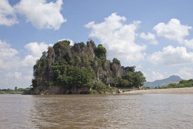 W dól rzeki Thanlwin, rosochate skałki.