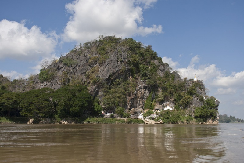 W dól rzeki Thanlwin, rosochate skałki i stupy.