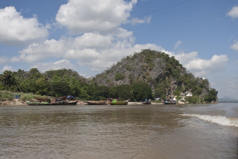 W dól rzeki Thanlwin, życie na brzegach.