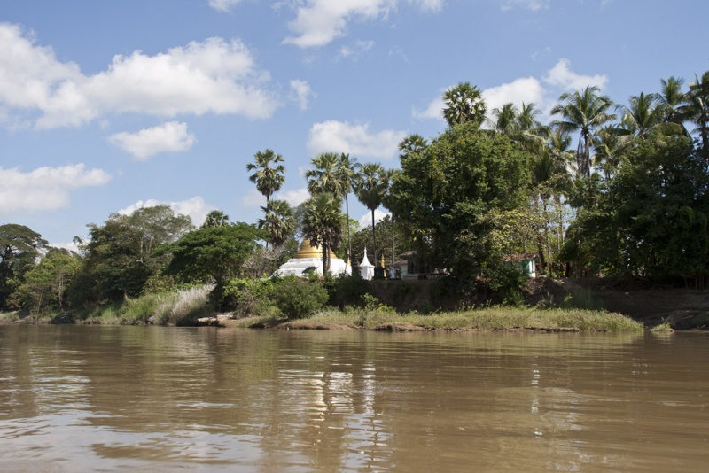 W dól rzeki Thanlwin, stupy.