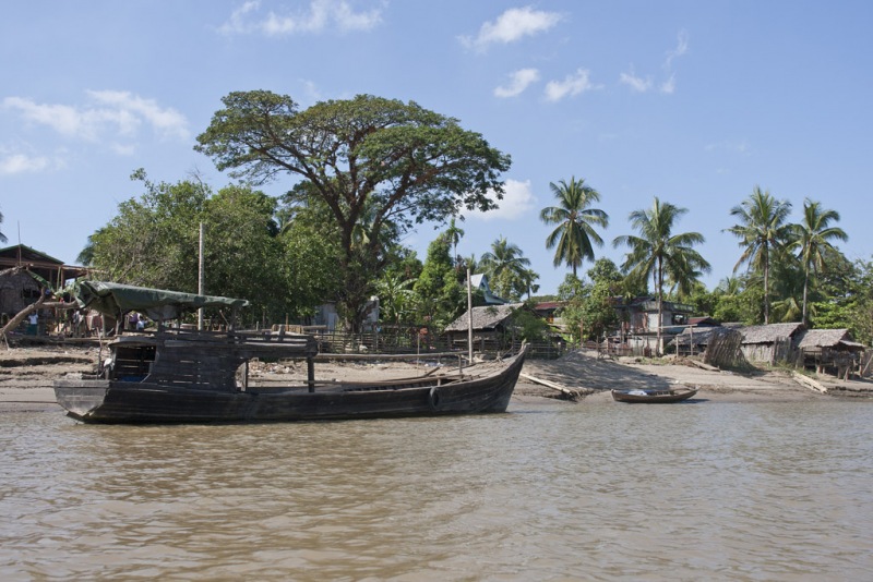 W dól rzeki Thanlwin, życie na brzegach.
