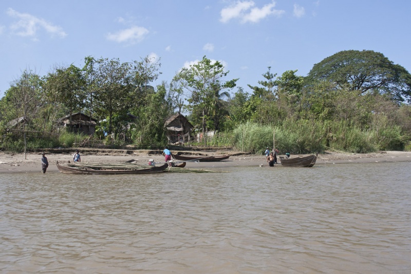W dól rzeki Thanlwin, życie na brzegach.