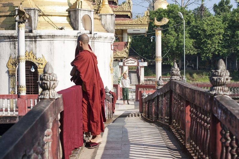 Nieśmiali mnisi w światyni na jeziorze.