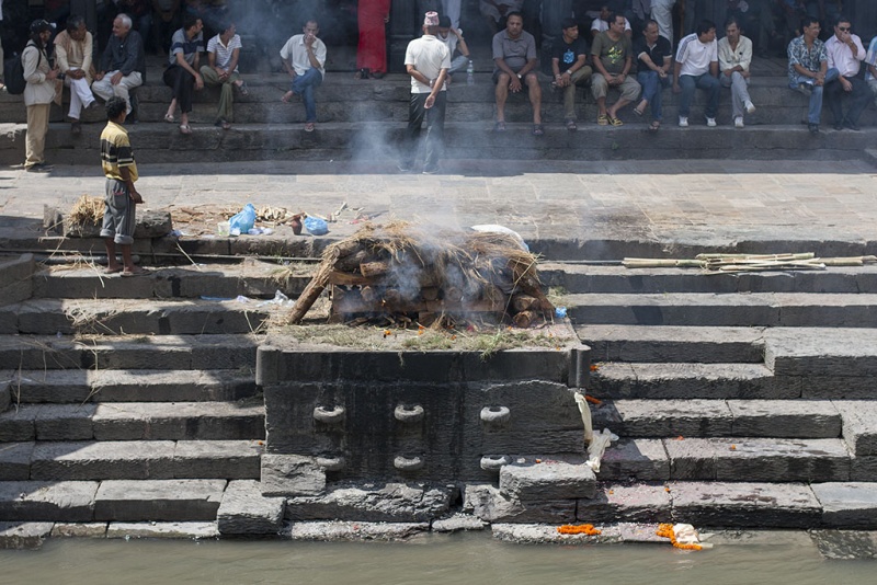 Kathmandu, świątynia Pashupatinath, stos do palenia zwłok.