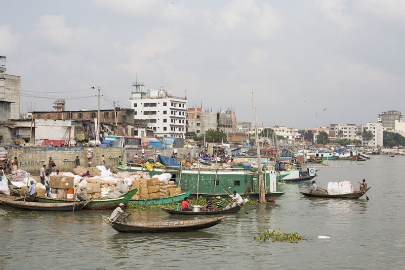 Dhaka, Saderghat, łodzie na rzece Buriganga.
