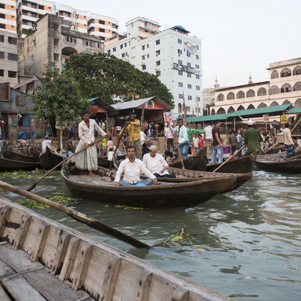 Dhaka, Saderghat, rzeka Buriganga o zmierzchu.