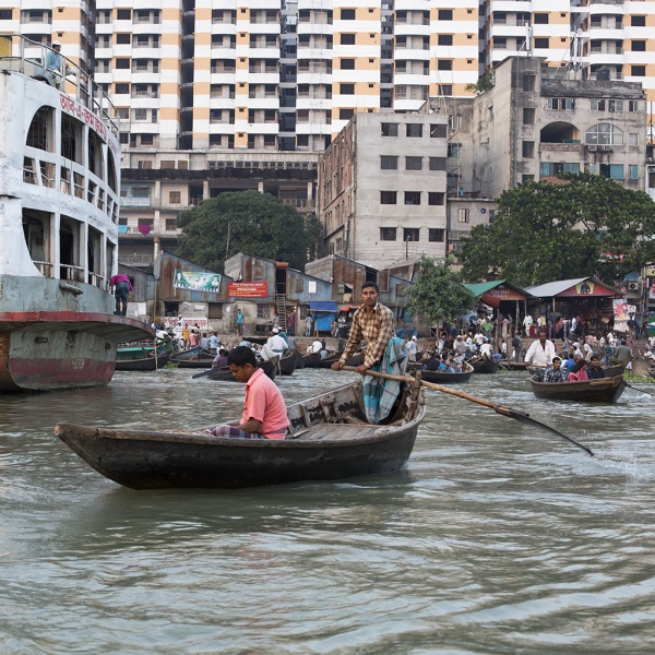 Dhaka, Saderghat, rzeka Buriganga o zmierzchu.
