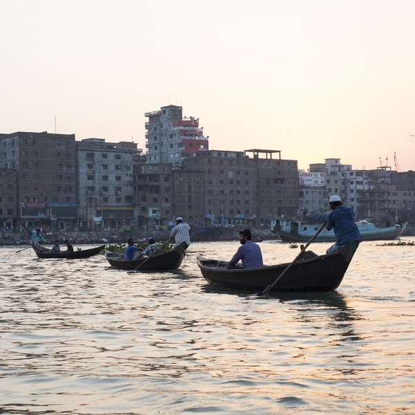 Dhaka, Saderghat, rzeka Buriganga o zmierzchu.