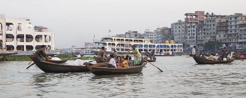 Dhaka, Saderghat, rzeka Buriganga o zmierzchu.