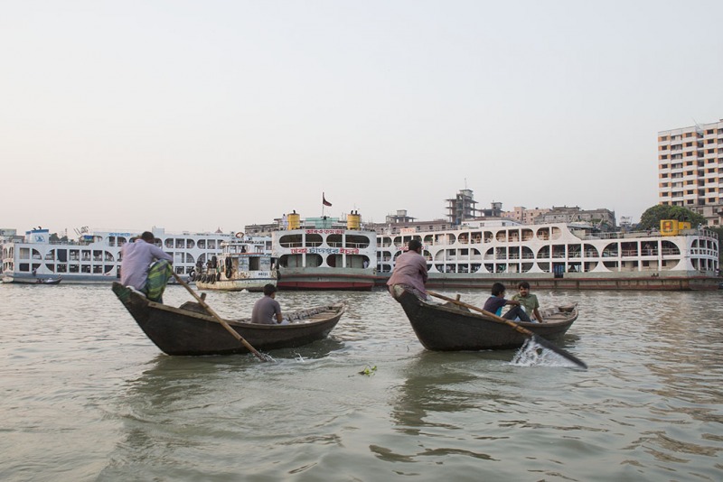 Dhaka, Saderghat, rzeka Buriganga o zmierzchu.