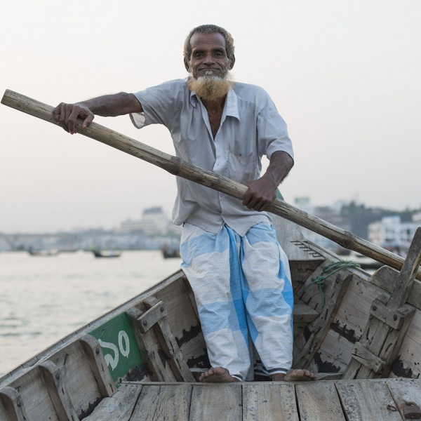Dhaka, Saderghat, rzeka Buriganga o zmierzchu. Mój wioślarz.